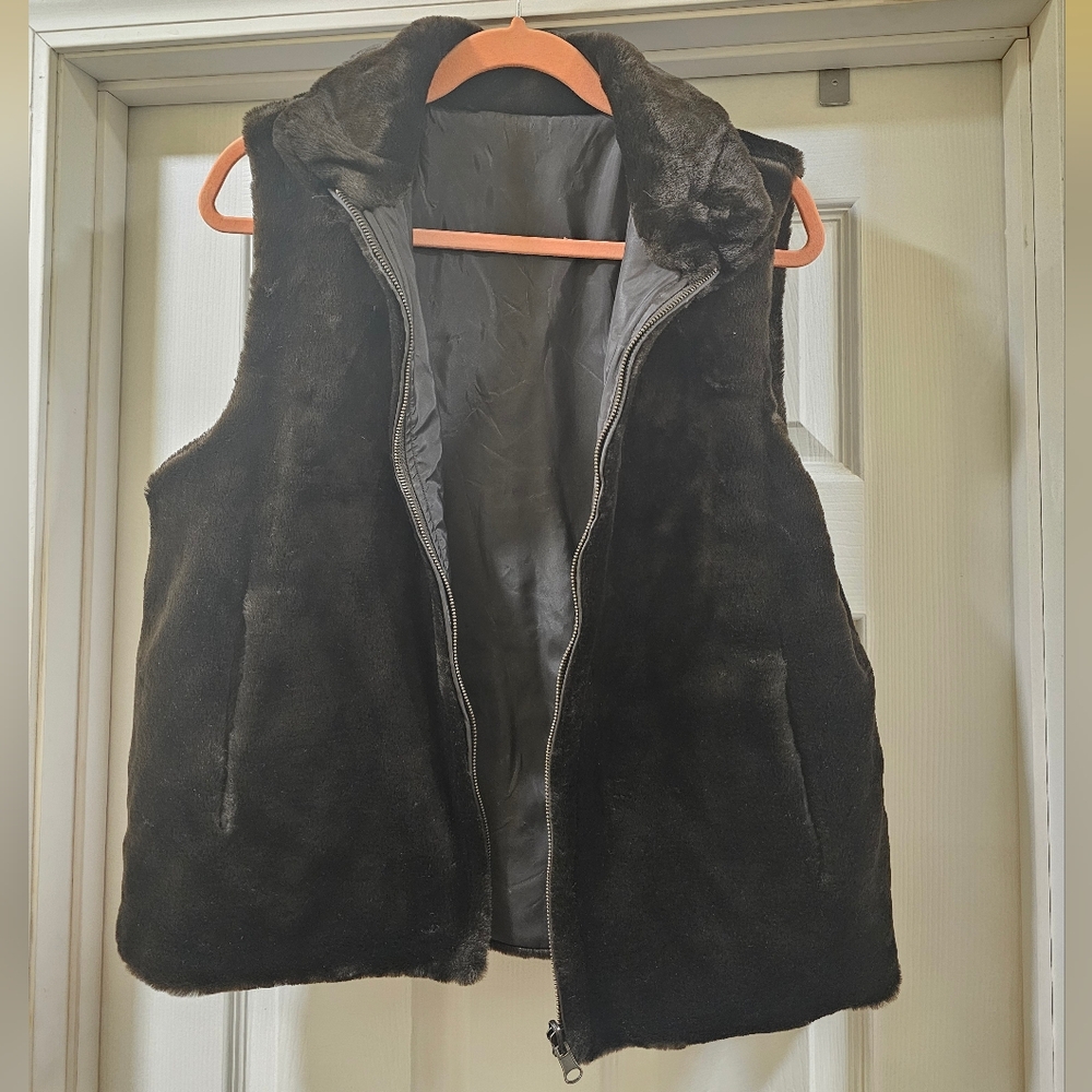 Carolina Colours Women’s Reversible Dark Brown Faux Fur Poly Vest size medium